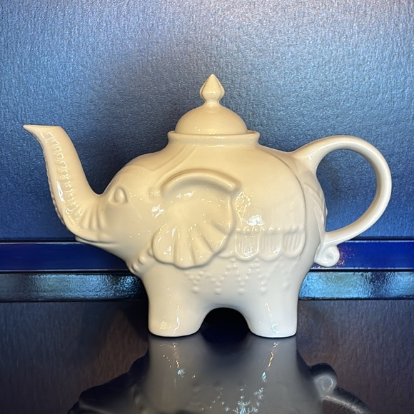 Cordon Bleu White Porcelain China Good Luck Elephant Teapot w/ Lid Emboss Detail - Picture 1 of 16